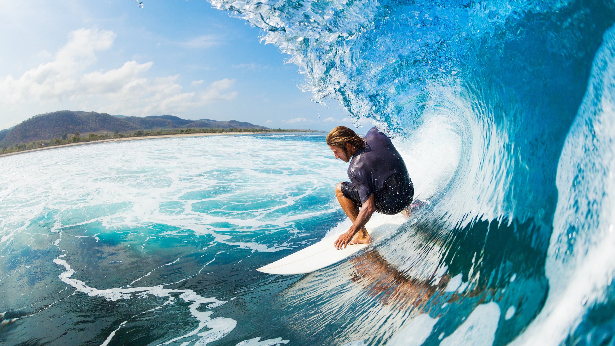 “举重赛场：高新体育中心选手背负全球期待，力争最高荣耀”